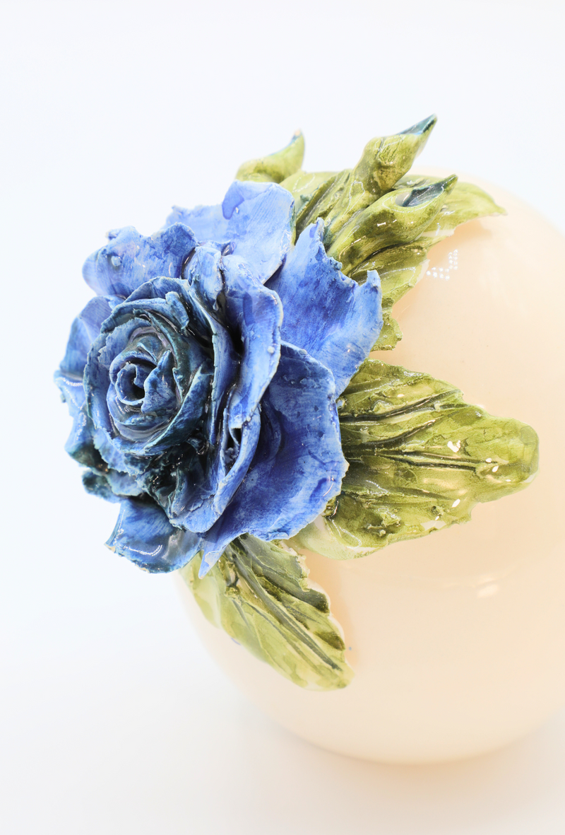 Uova con rosa blu