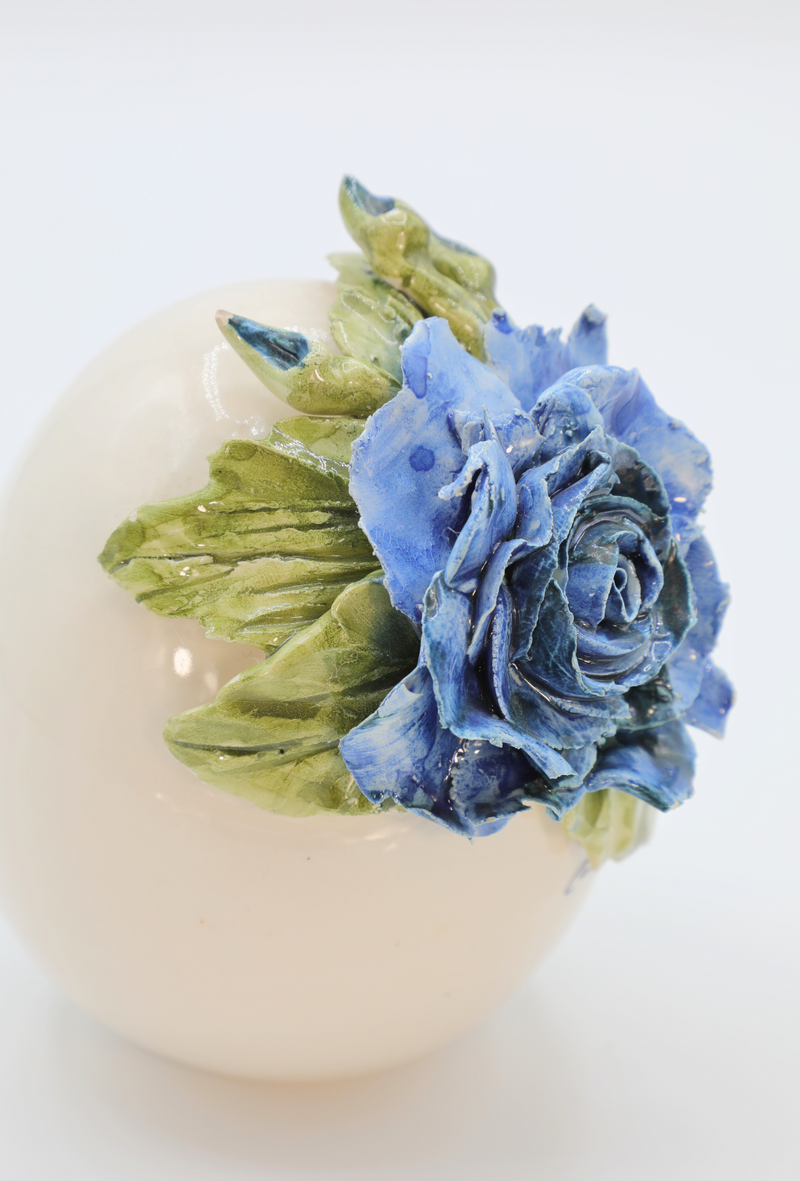 Uova con rosa blu