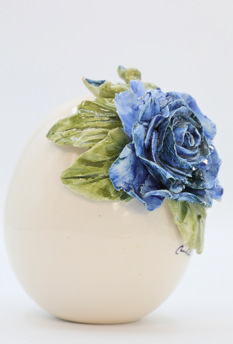 Uova con rosa blu