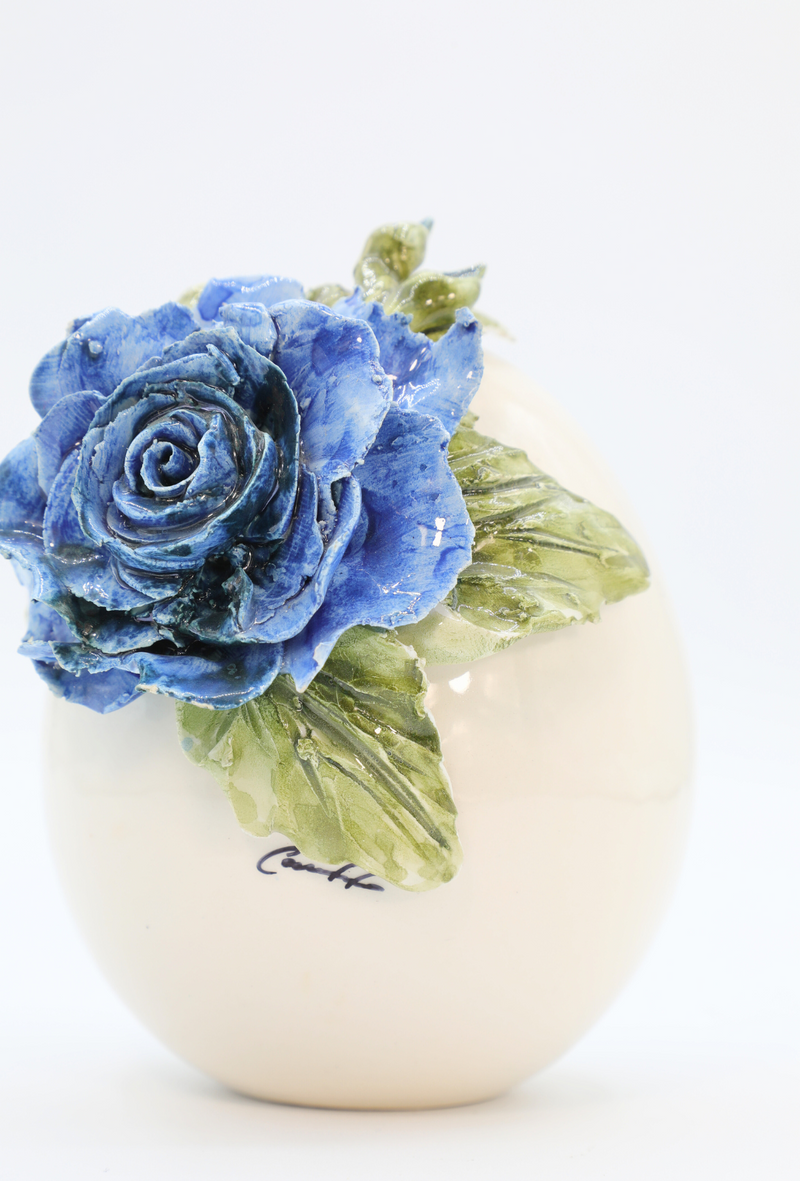 Uova con rosa blu